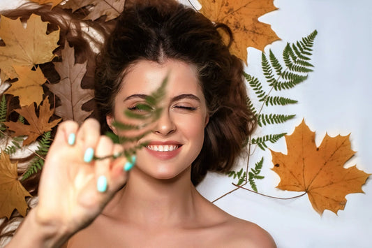 Hautpflegeprodukte zwischen Herbstblättern – Pflegeroutine für den Übergang in den Herbst