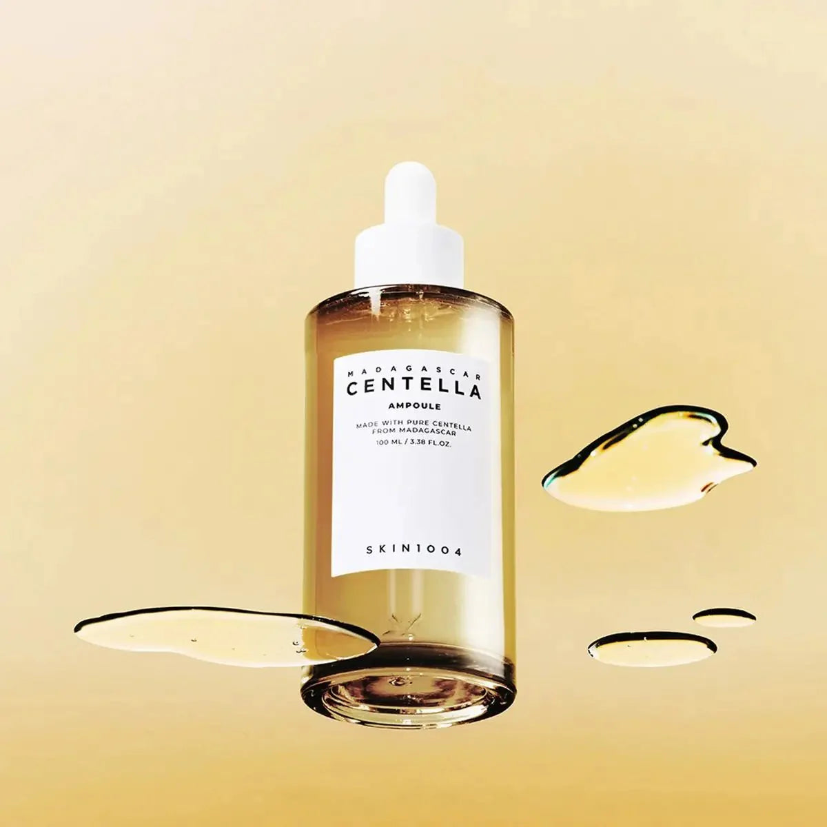 SKIN1004 Madagascar Centella Asiatica Ampoule 55ml – Flasche auf glänzender Fläche mit Tropfen und Spiegelung