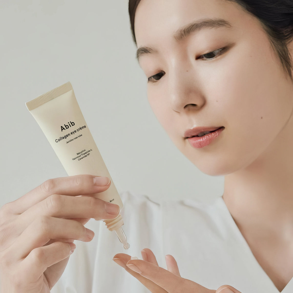 Abib Collagen Eye Crème Jericho Rose Tube 30ml – geteiltes Bild: Anwendung im Gesicht und Tube