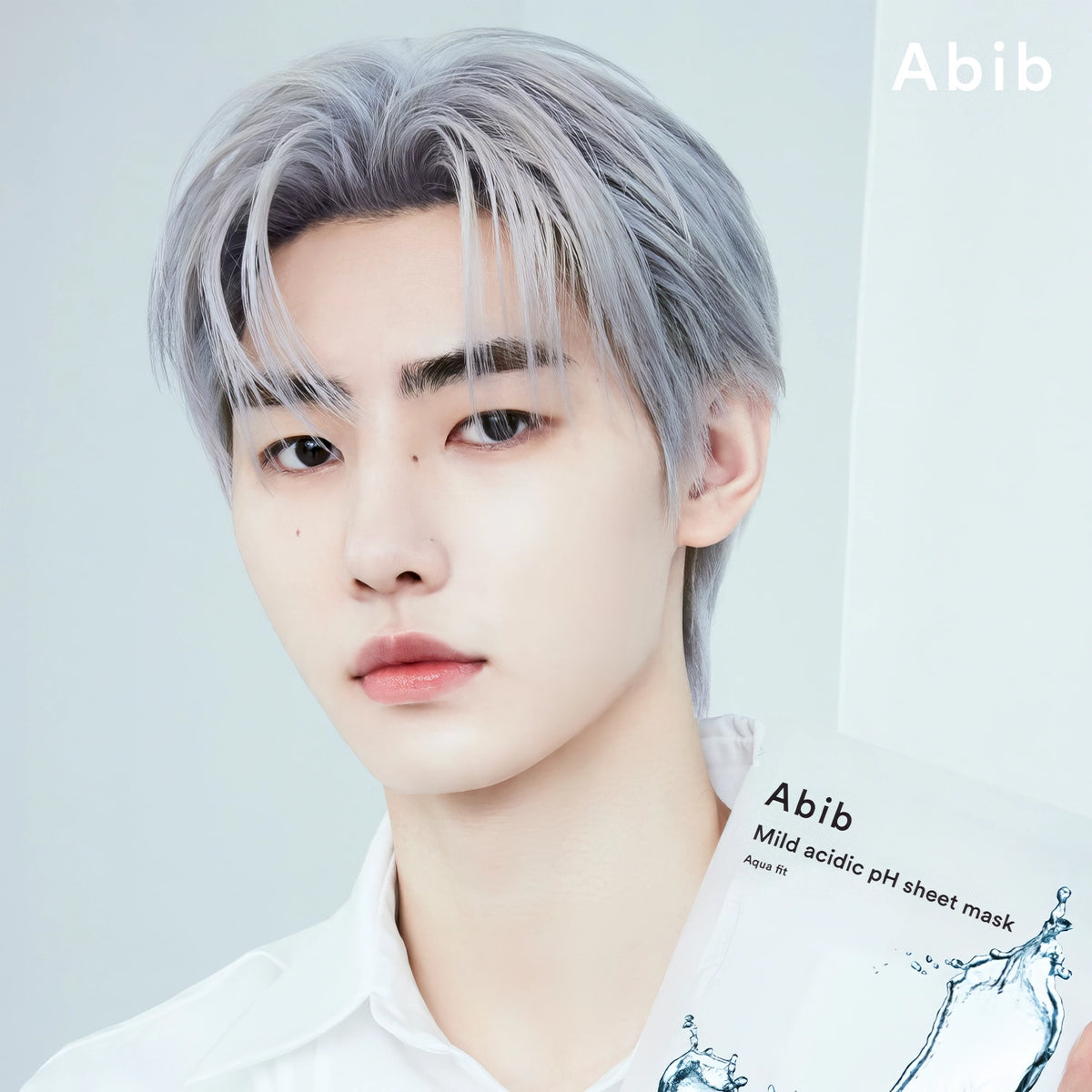 Abib Mild Acidic pH Sheet Mask Aqua Fit 30ml – Frau mit silbernem Haar hält die Maskenpackung in der Hand