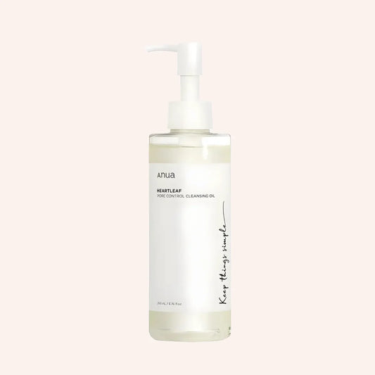 Anua Heartleaf Pore Control Cleansing Oil 200ml – transparente Flasche mit weißem Pumpkopf und weißem Etikett vor Schwarz