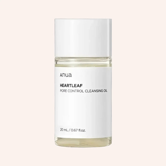 Anua Heartleaf Pore Control Cleansing Oil 20ml – kleine Glasflasche mit weißem Etikett vor dunklem Hintergrund