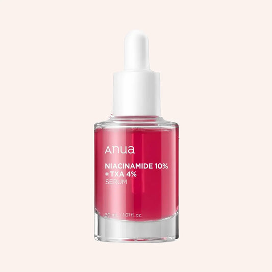 Anua Niacinamide 10% + TXA 4% Serum 30ml – Glas-Pipettenflasche mit rosa-rotem Etikett vor rosa Hintergrund