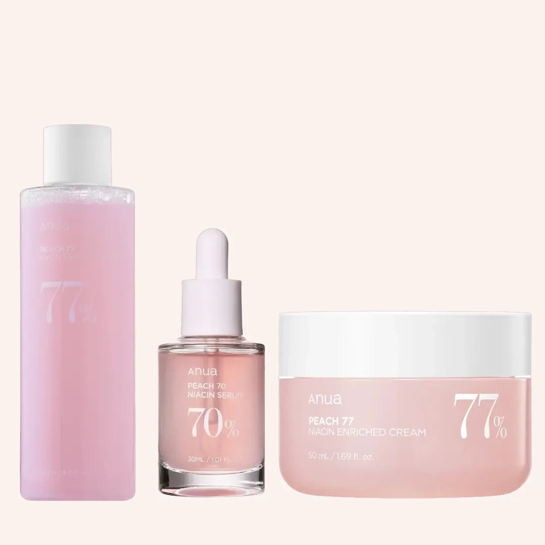 Anua Peach Glow Set – Set-Inhalt in Zartrosa in einer Reihe auf Weiß