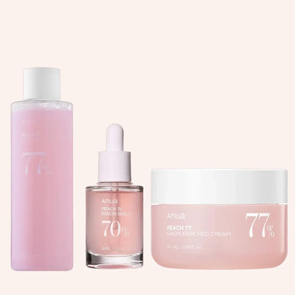 Anua Peach Glow Set – Set-Inhalt in Zartrosa in einer Reihe auf Weiß