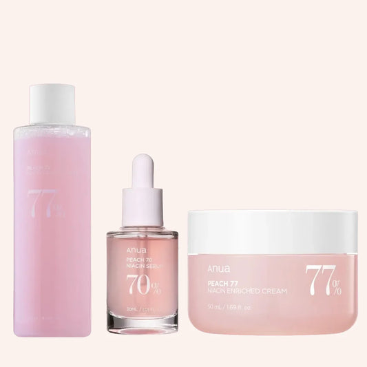Anua Peach Glow Set – Set-Inhalt in Zartrosa in einer Reihe auf Weiß