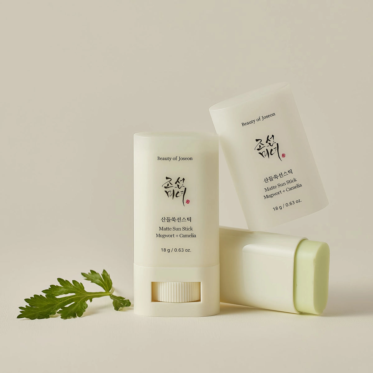 Beauty of Joseon Matte Sun Stick Mugwort + Camelia SPF50+ PA++++ 18g – weißer Stick, liegend neben seinem Karton