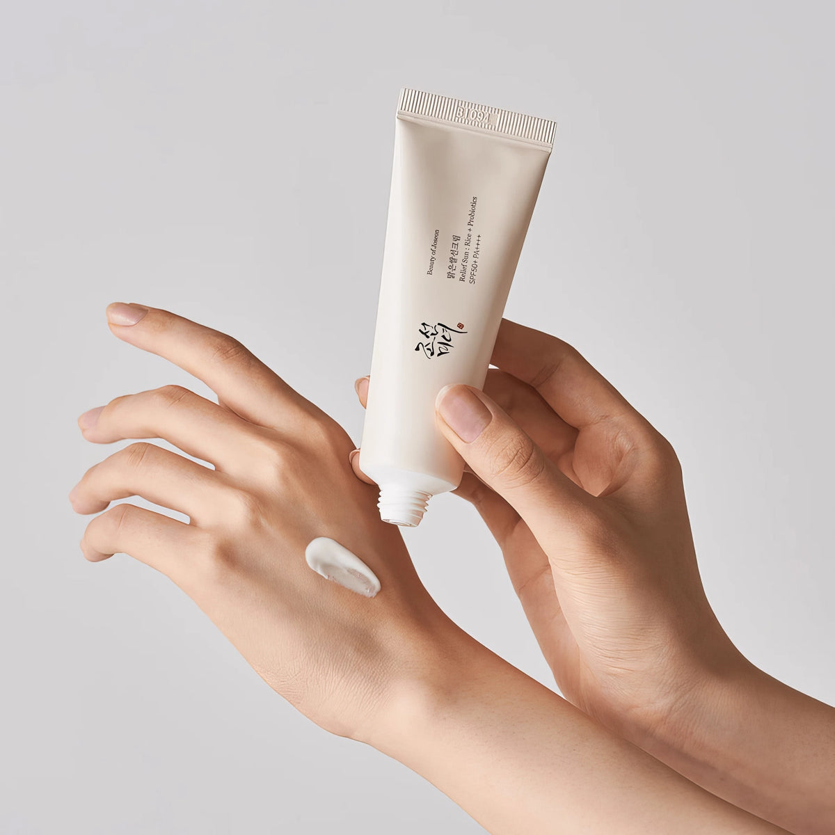 Beauty of Joseon Relief Sun : Rice + Probiotics SPF50+ PA++++ 50ml – weiße Tube in der Hand vor weißem Hintergrund