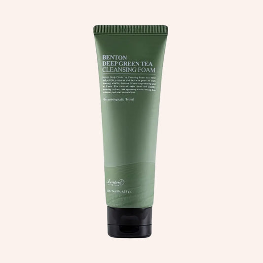 Benton Deep Green Tea Cleansing Foam 120g – Tube mit grünem, strukturiertem Etikett, schwarzer Grund