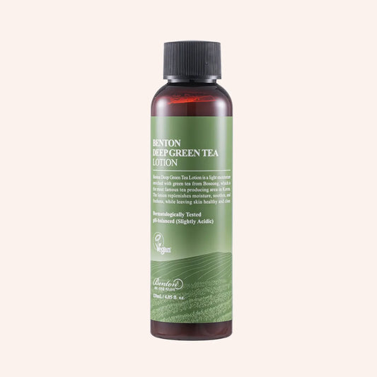 Benton Deep Green Tea Lotion 120ml – weiße Flasche mit grün-gelbem Etikett und Pflanzengrafik