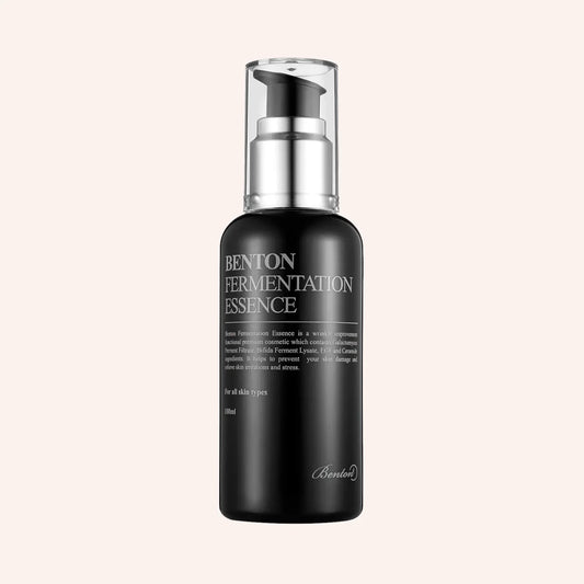 Benton Fermentation Essence 100ml – dunkle Glasflasche mit Pumpspender auf schwarzem Grund