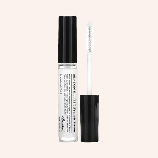 Benton Honest Eyelash Serum 10ml – schwarzes Fläschchen mit Applikator neben kleiner Flasche