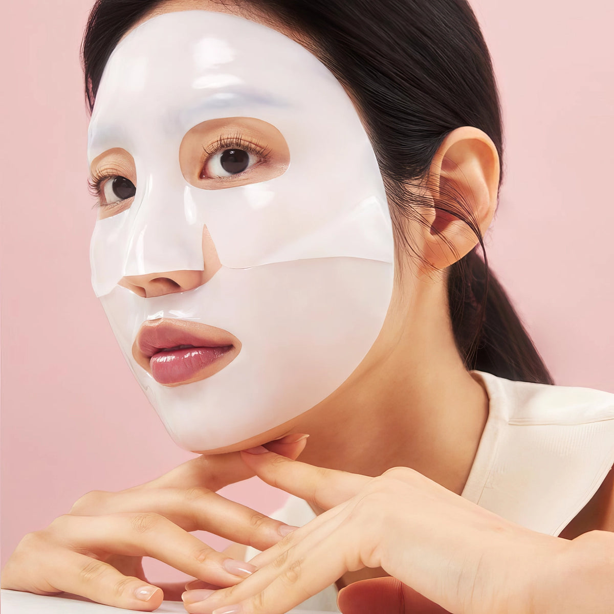 Biodance Bio-Collagen Real Deep Mask 34g – Person mit transparenter Gelmaske neben rosa Packung