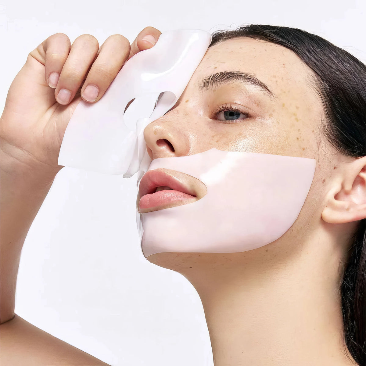 Biodance Bio-Collagen Real Deep Mask 34g – Vorher-nachher-Vergleichsbild eines Gesichts, rechte Hälfte glatter