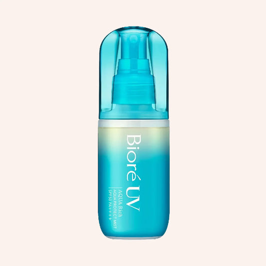 Biore Aqua Rich Aqua Mist SPF50 PA++++ 60ml – weiße Sprühflasche mit türkisem Deckel vor Schwarz