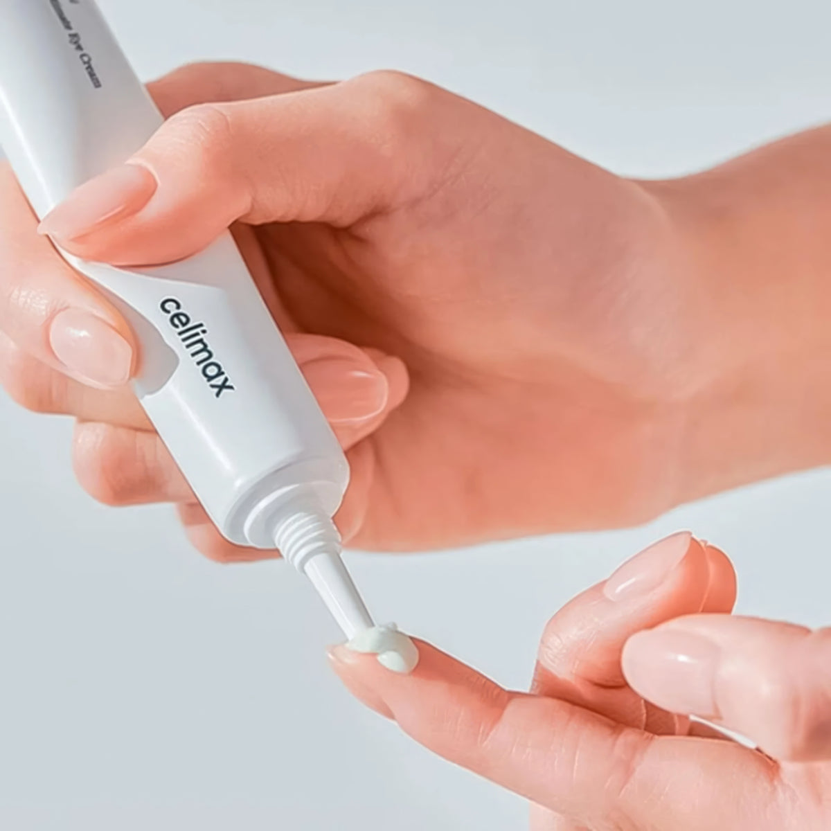Celimax The Real Noni Ultimate Eye Cream 20ml – weiße Tube in Nahaufnahme in der Hand