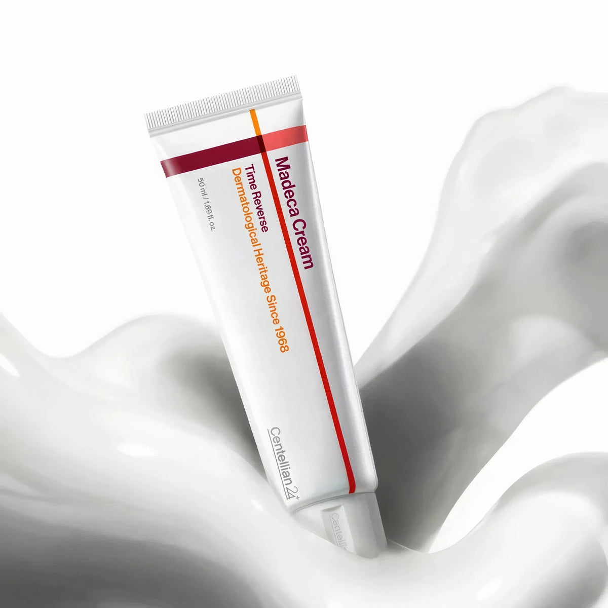 Centellian24 Madeca Cream Time Reverse 50ml – weiße Tube, von einer Hand gehalten