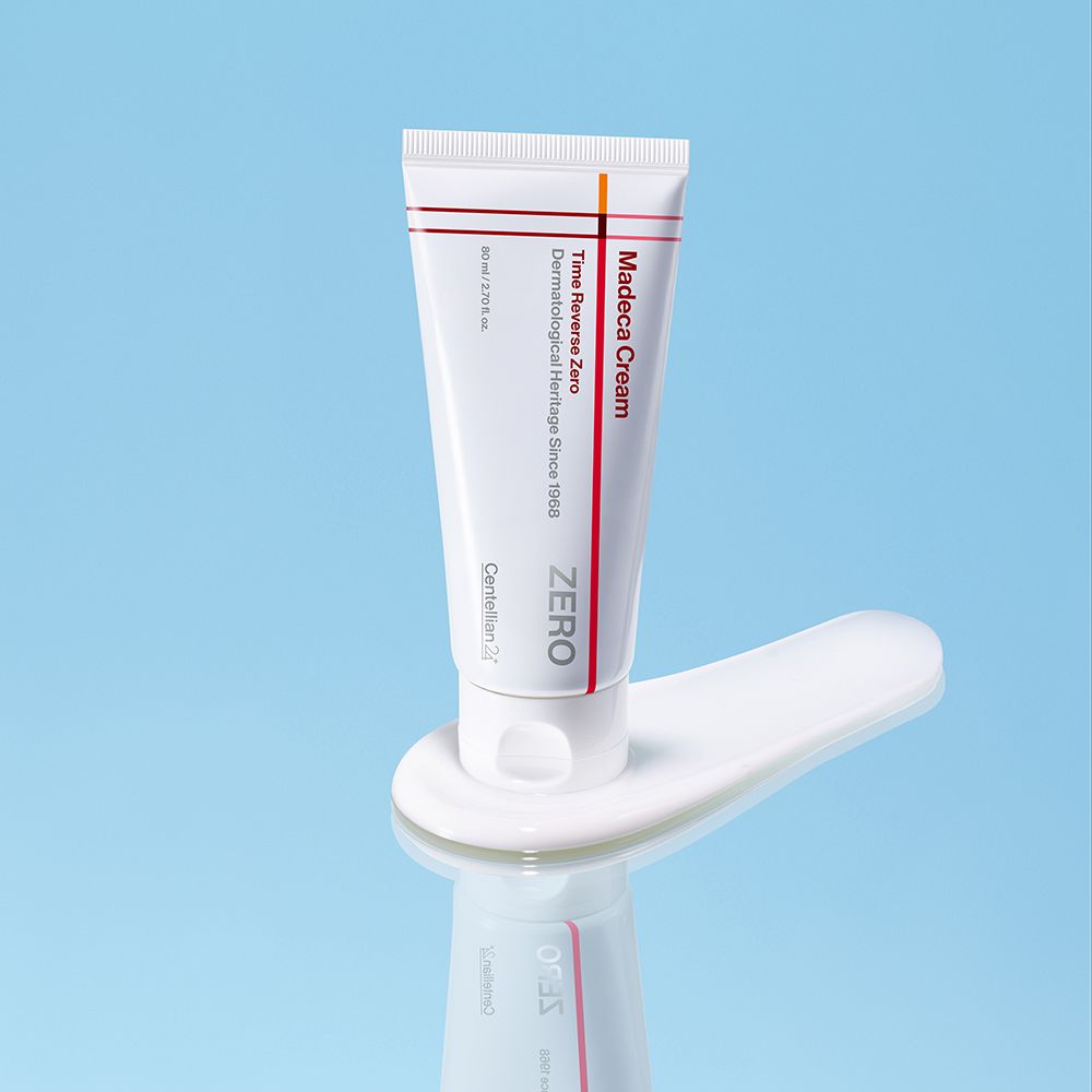 Centellian24 Madeca Cream Time Reverse Zero 80ml – weiße Tube mit Pumpkopf und rot-weißem Etikett vor Blau