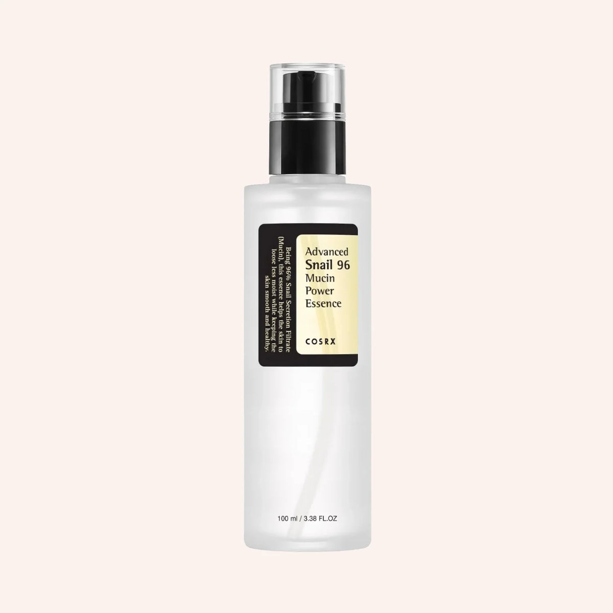 COSRX Advanced Snail 96 Mucin Power Essence 100ml – Pumpflasche mit aufgesetzter Kappe vor schwarzem Hintergrund, aufrecht und mittig platziert