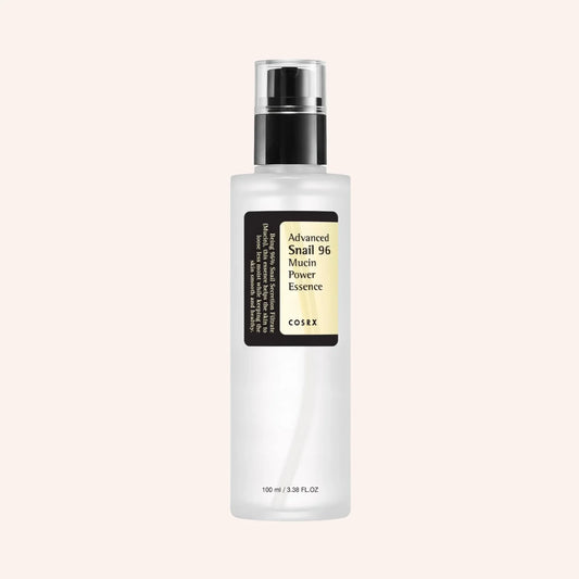COSRX Advanced Snail 96 Mucin Power Essence 100ml – Pumpflasche mit aufgesetzter Kappe vor schwarzem Hintergrund, aufrecht und mittig platziert