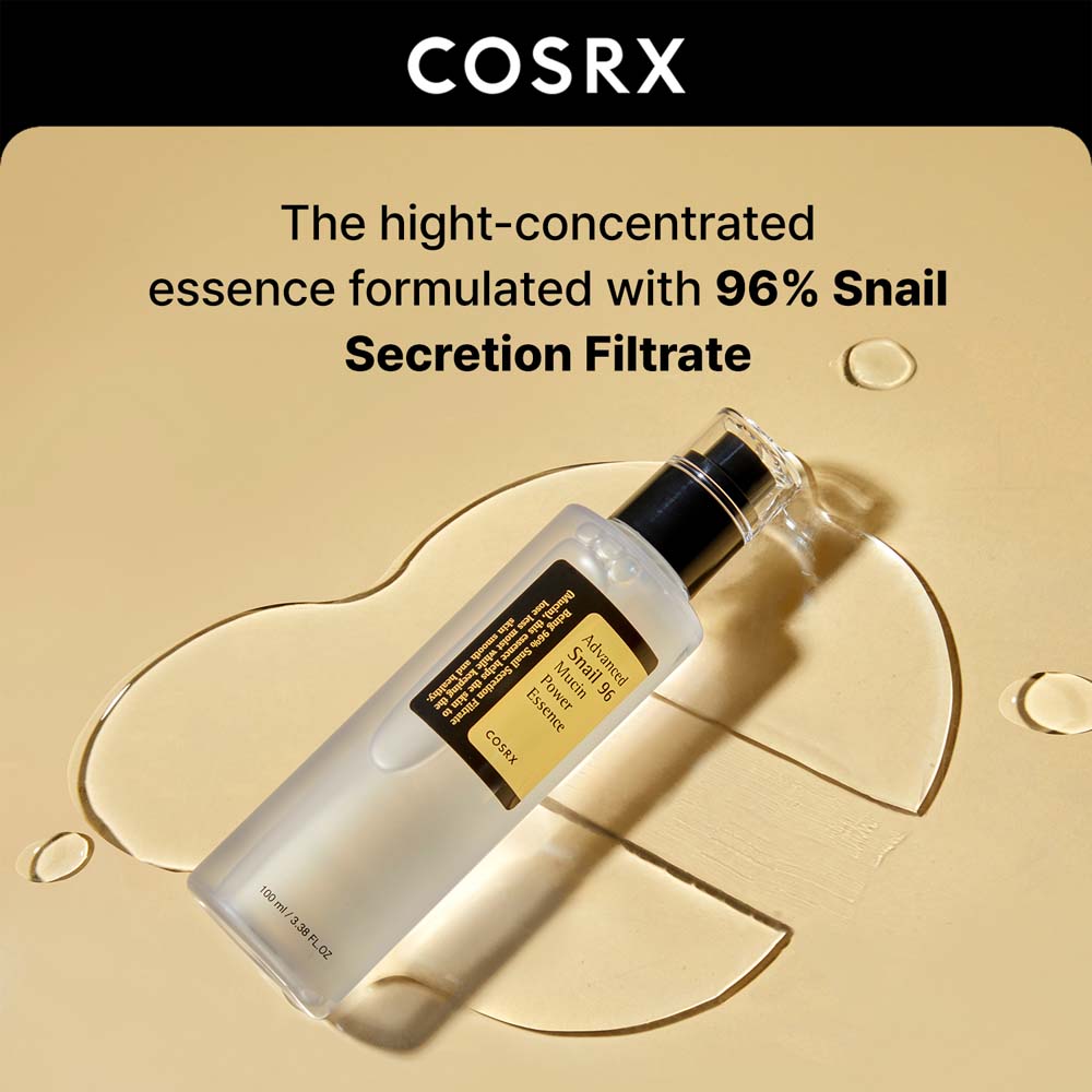 COSRX Advanced Snail 96 Mucin Power Essence 100ml – Pipettenflasche auf einer Fläche mit Wassertropfen-Muster