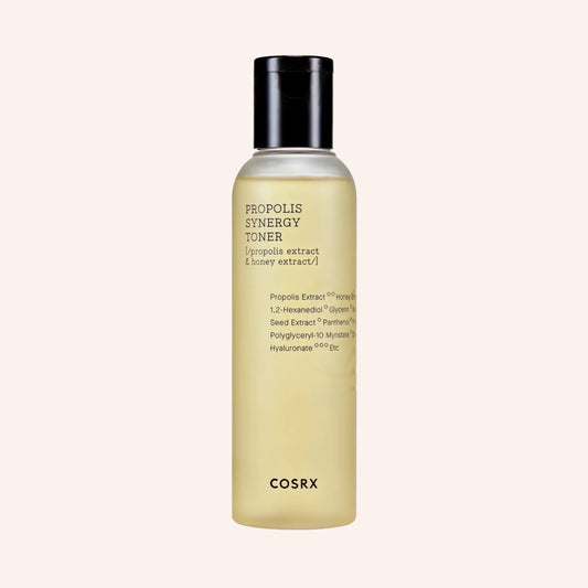 COSRX Propolis Synergy Toner 150ml – Pumpflasche in Gelb und Schwarz mit Etikett, kontrastreich auf schwarzem Grund
