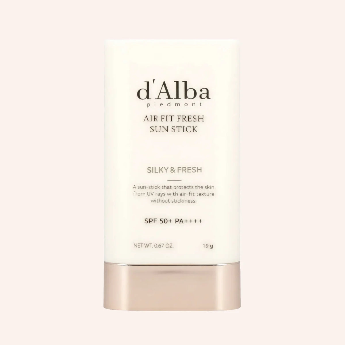 d'Alba Air Fit Fresh Sun Stick SPF50+/PA++++ 19g – zartrosa Sonnenstick mit weißer Kappe auf rosa Hintergrund