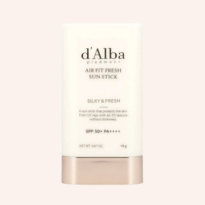 d'Alba Air Fit Fresh Sun Stick SPF50+/PA++++ 19g – zartrosa Sonnenstick mit weißer Kappe auf rosa Hintergrund