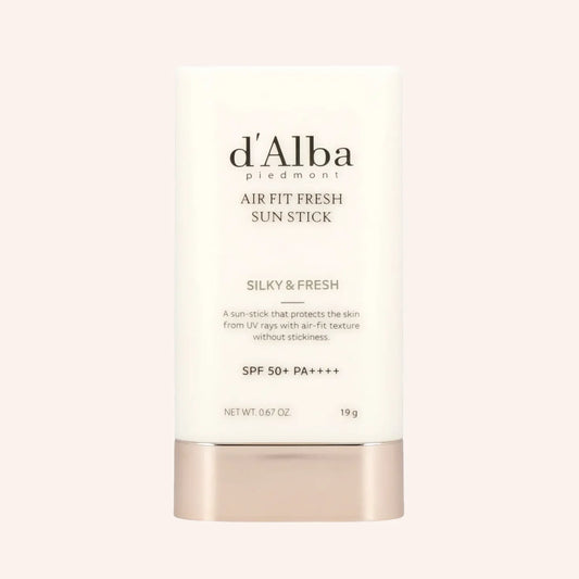 d'Alba Air Fit Fresh Sun Stick SPF50+/PA++++ 19g – zartrosa Sonnenstick mit weißer Kappe auf rosa Hintergrund
