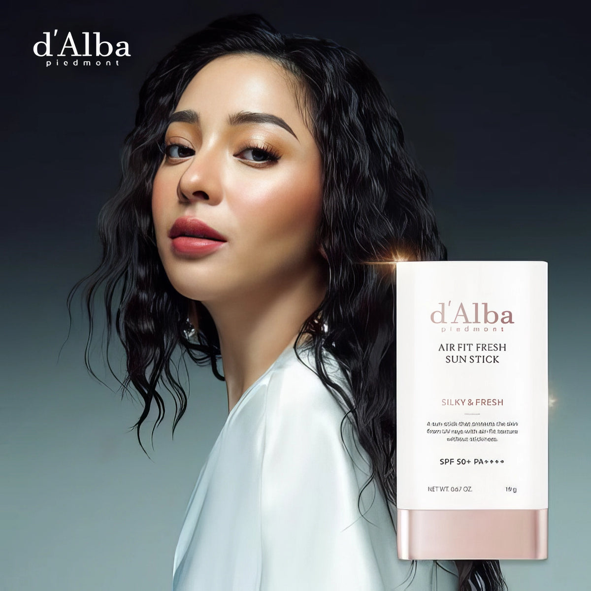 d'Alba Air Fit Fresh Sun Stick SPF50+/PA++++ 19g – weiß-rosa Sonnenstick auf rosa Hintergrund