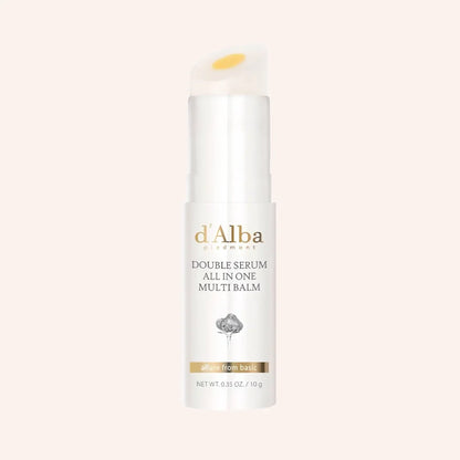 d'Alba Double Serum All In One Multi Balm 10g – schmaler schwarzer Stick mit Kappe vor schwarzem Hintergrund
