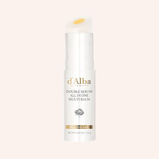 d'Alba Double Serum All In One Multi Balm 10g – schmaler schwarzer Stick mit Kappe vor schwarzem Hintergrund