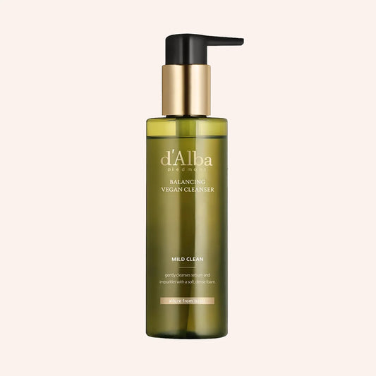 d'Alba Mild Skin Balancing Vegan Cleanser 200ml – transparente Pumpflasche mit hellem Etikett freigestellt