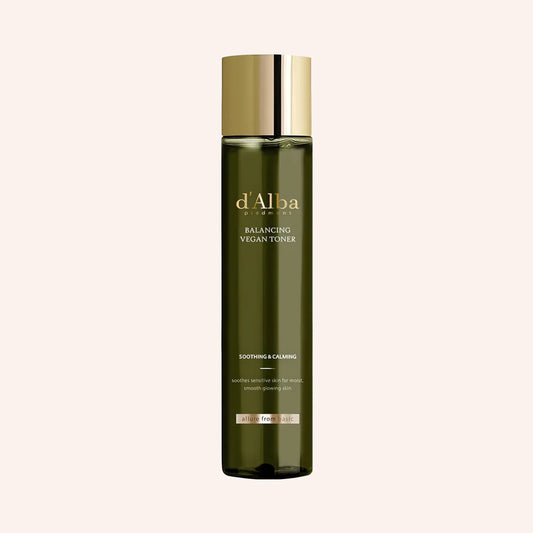 d'Alba Mild Skin Balancing Vegan Toner 150ml – Pumpflasche mit grün-weißem Etikett, Wasser im Hintergrund