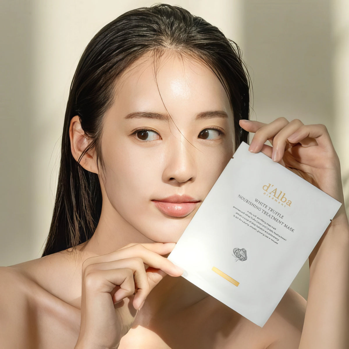 d'Alba White Truffle Nourishing Sheet Mask 1pc/25ml – Split-Bild: Frau mit Tuchmaske und Maskenbeutel