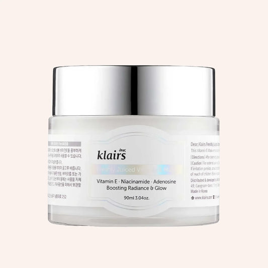 dear, Klairs Freshly Juiced Vitamin E Mask 90g – Tube in Weiß mit blauen und schwarzen Akzenten auf blauem Grund