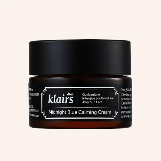 dear, Klairs Midnight blue calming cream 30g – dunkelblauer Tiegel vor blauem Hintergrund