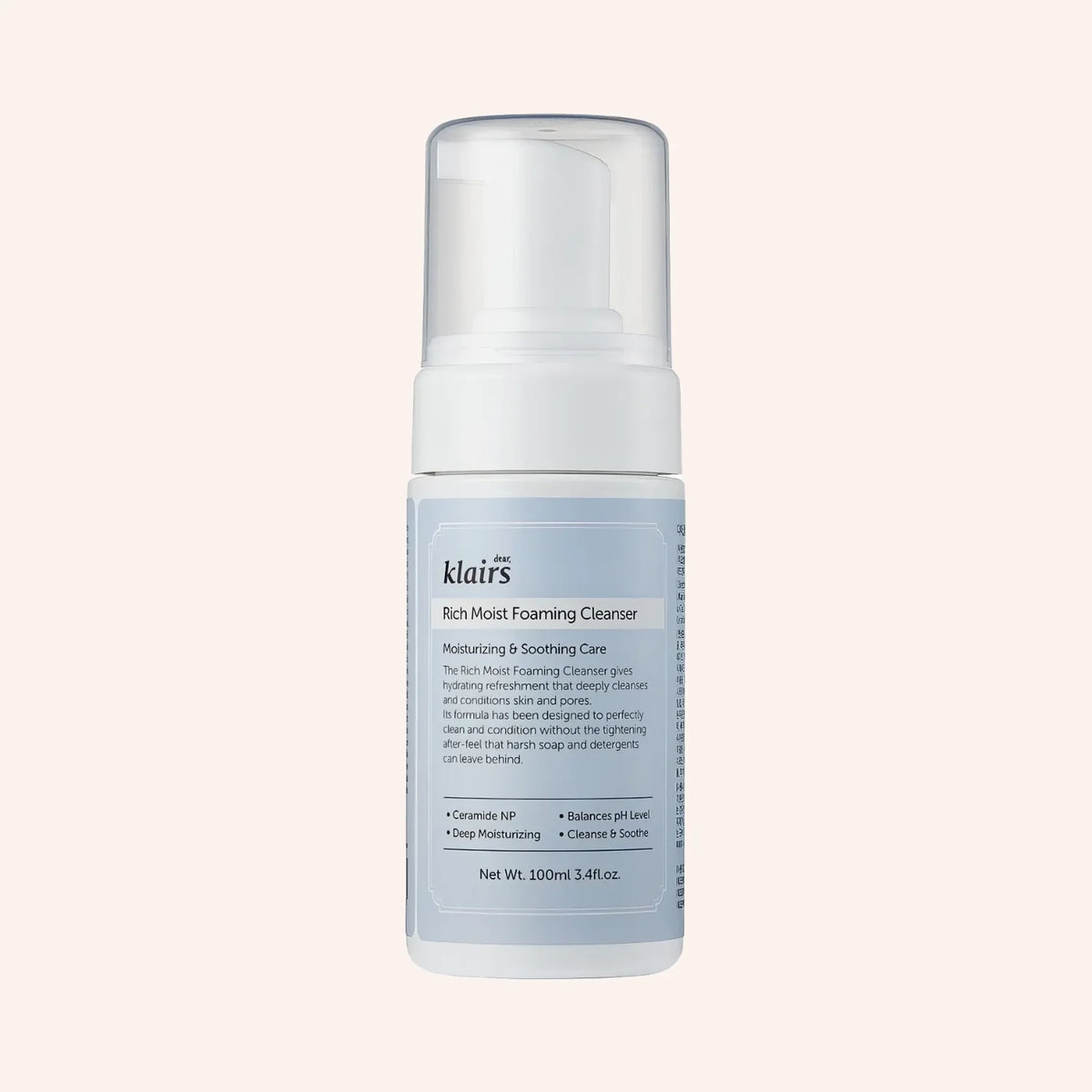 dear, Klairs Rich Moist Foaming Cleanser 100ml – weiße Pumpflasche mit blauem Etikett auf blauem Grund
