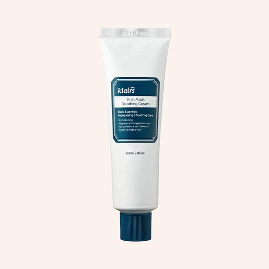 dear, Klairs Rich Moist Soothing Cream 80g – Tube mit weißem, umlaufendem Etikett, aufrecht auf schwarzem Hintergrund