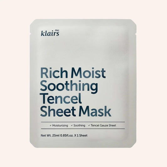 dear, Klairs Rich Moist Soothing Tencel Sheet Mask 25ml – weiß-blaue Tuchmaske im Beutel auf blauem Hintergrund