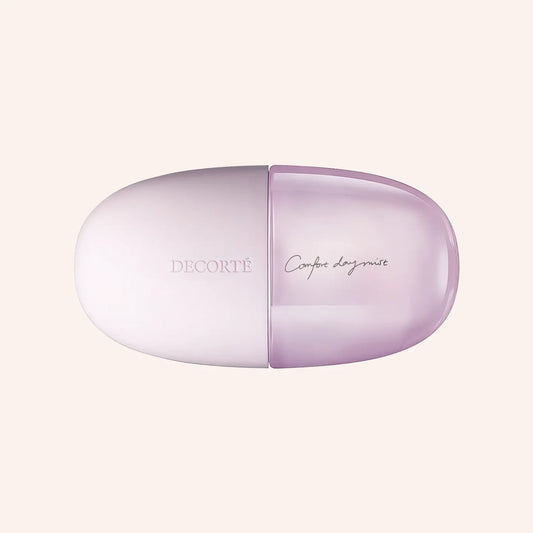 DECORTE Comfort Day Mist Set & Protect 60ml – Sprühflasche in Rosa auf rosa Hintergrund