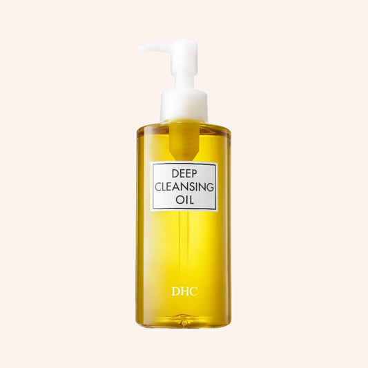 DHC Deep Cleansing Oil 150ml – transparente Flasche mit goldgelbem Öl vor Schwarz