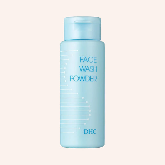 DHC Face wash powder 50g – transparente Flasche mit blauem Etikett vor schwarzem Hintergrund
