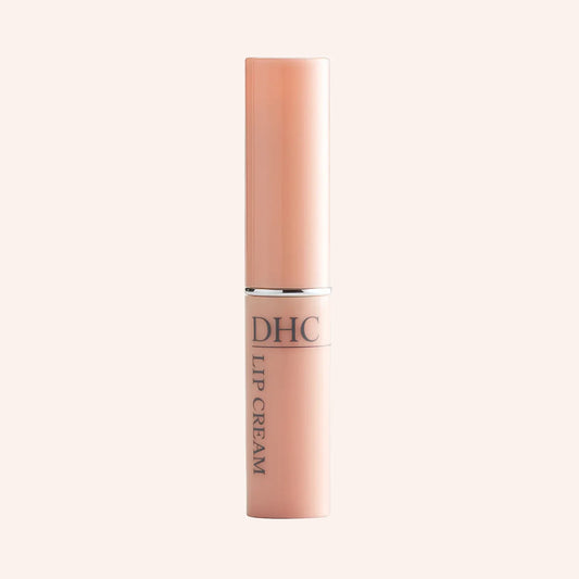 DHC Lip cream 1,5g – Pflegestift in Rosa-Koralle mit transparentem Gehäuse, aufrecht vor tiefschwarzem Hintergrund