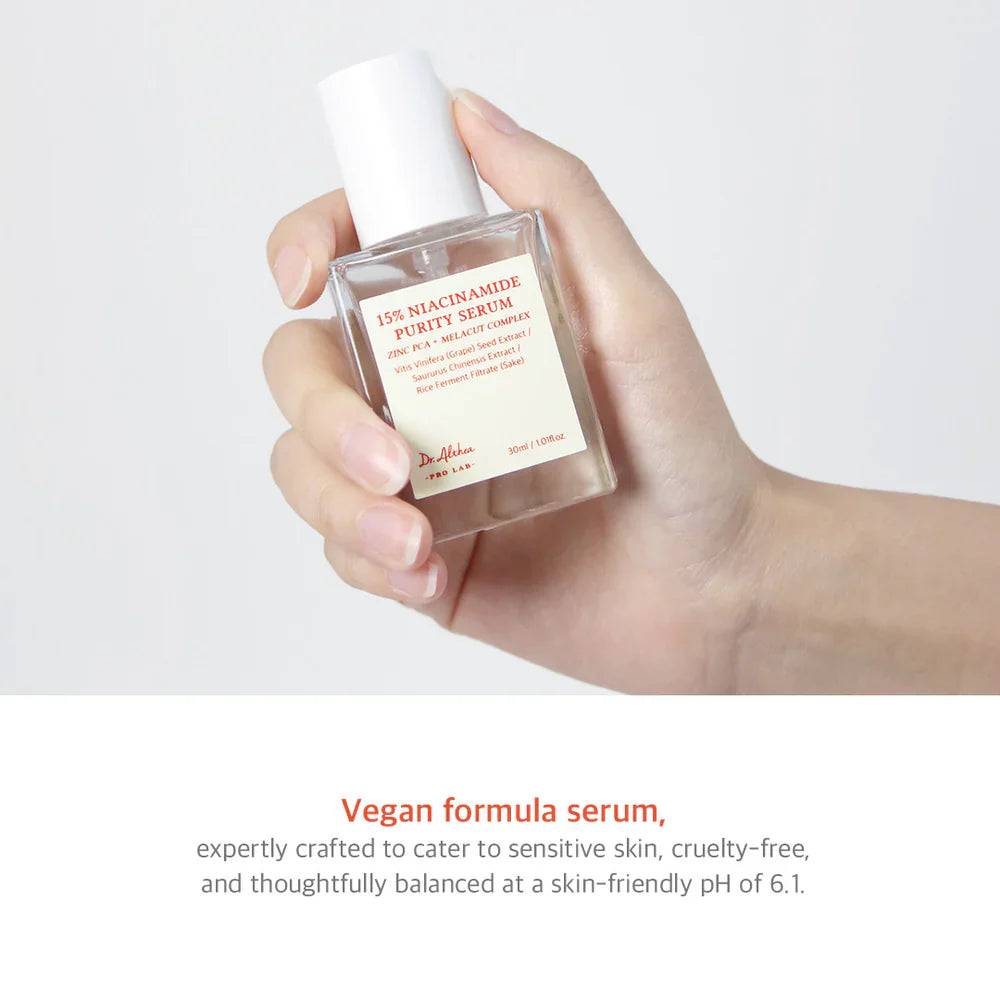 Dr. Althea 15% Niacinamide Purity Serum 30ml – klare Glasflasche mit Pipette, von einer Hand gehalten