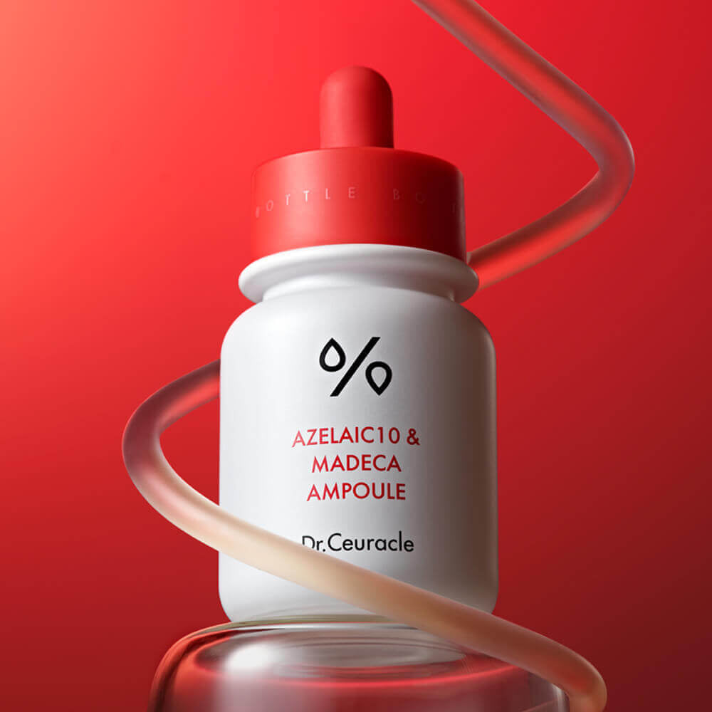 Dr. Ceuracle Azelaic 10 & Madeca Ampoule 30ml – transparente Flasche vor kräftig rotem Hintergrund