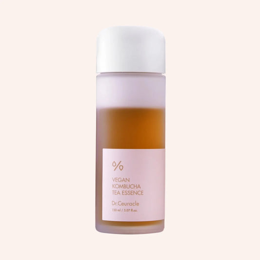 Dr. Ceuracle Vegan Kombucha Tea Essence 150ml – zylindrische Flasche mit weißem Etikett vor Schwarz
