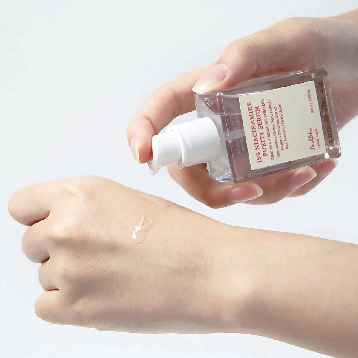Dr. Althea 15% Niacinamide Purity Serum 30ml – Collage aus zwei Fotos: Hand hält klare Kunststoffflasche und verteilt Inhalt