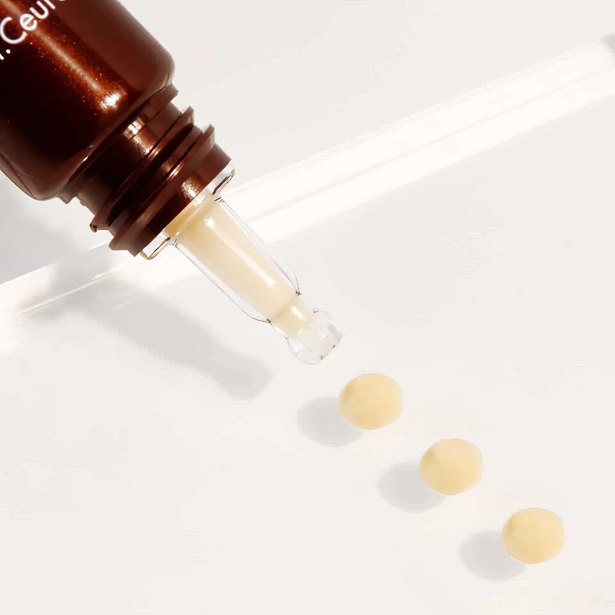 Dr. Ceuracle Pure VC Mellight Cream 20g – Pipette mit tropfender Flüssigkeit in Nahaufnahme