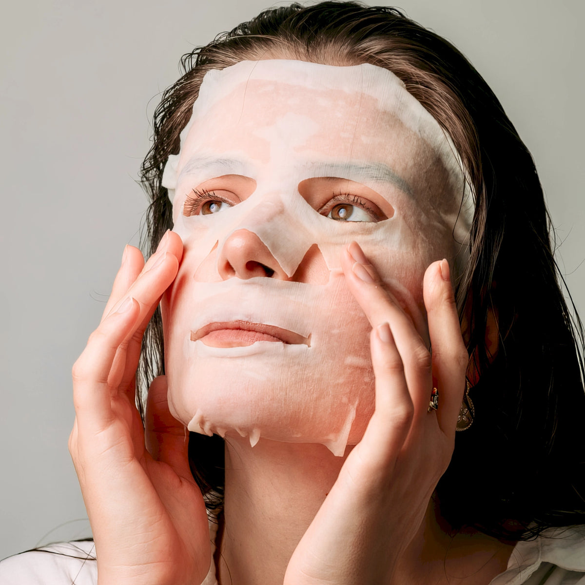 Dr. Medion Spaoxy Mask – zweigeteiltes Bild: links Beutel auf Weiß, rechts Frau mit Tuchmaske